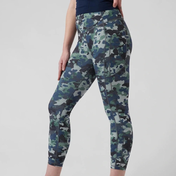! ATHLETA Ultimate 7/8 Camo Tight large - Picture 1 of 6